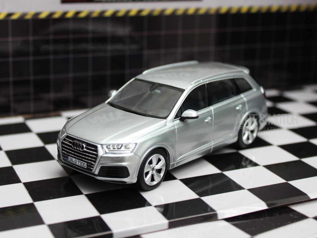 [501-14-076-13] 1:43 Audi Q7
