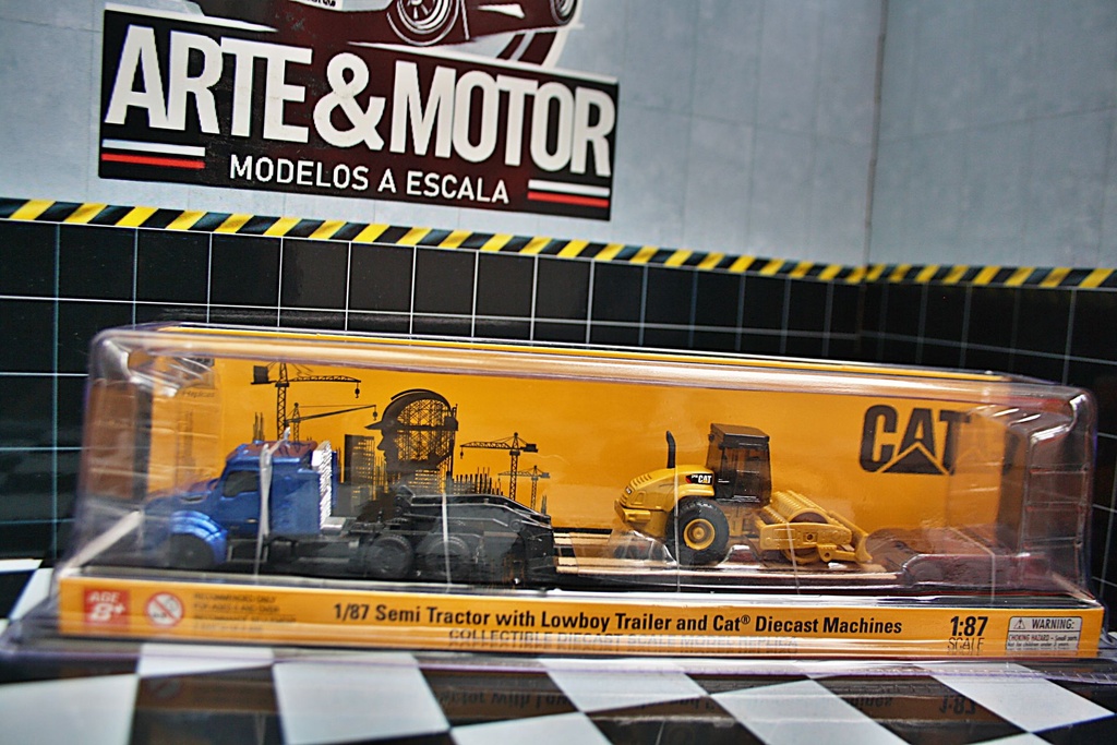 [MAQA-187-CAT-006] 1:87 Camion Kenworth T880 azul cama baja con rodillo compactador Caterpillar