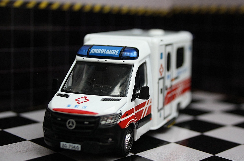 1:64 Mercedes Benz Sprinter Ambulancia