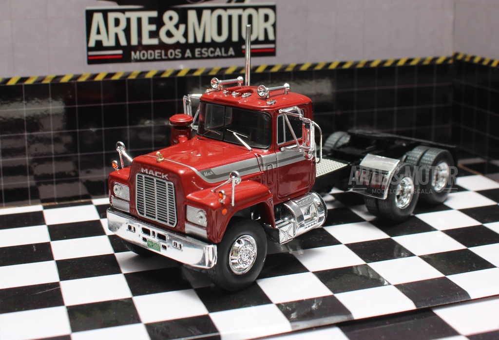 [TRAC-143-IXO-001] 1:43 Mack serie R 1966